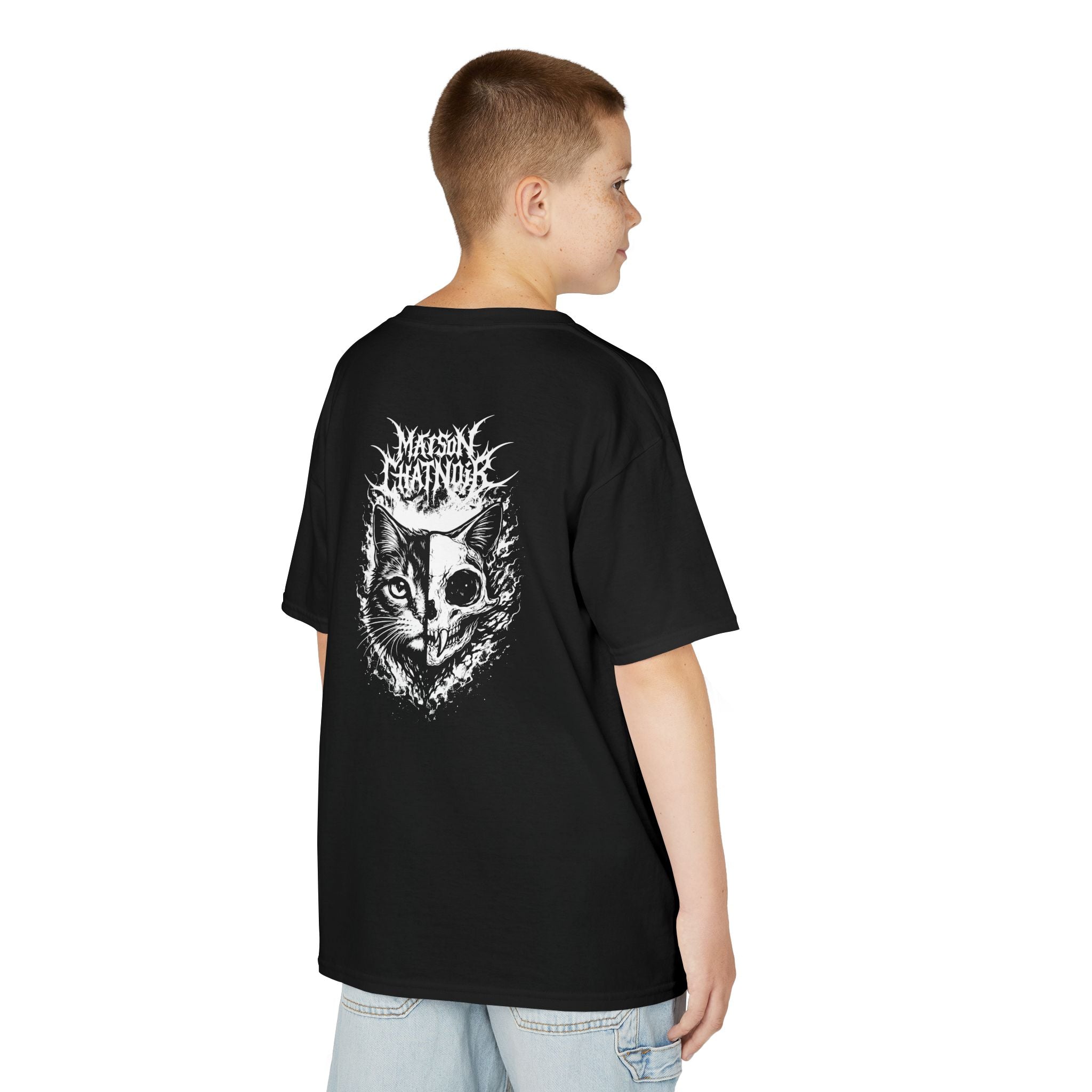 Enfant portant le t-shirt Maison Chatnoir noir, de dos, affichant une impression blanche au dos : un chat fendu mi-visage mi-crâne sous le logo en style Metal.