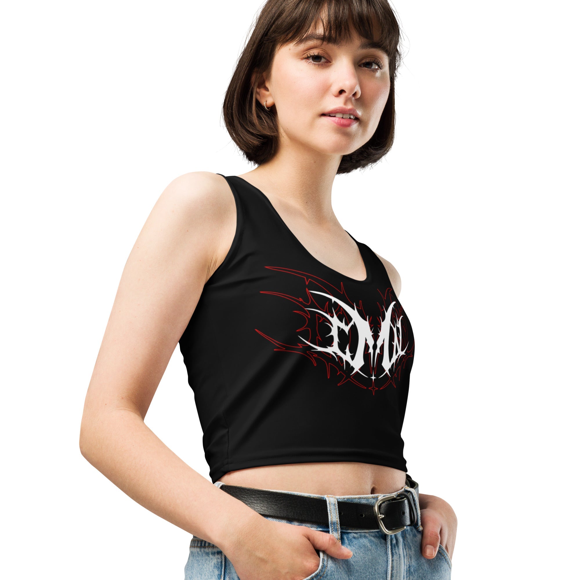 femme portant un débardeur crop top noir, logo MCN griffé blanc et rouge