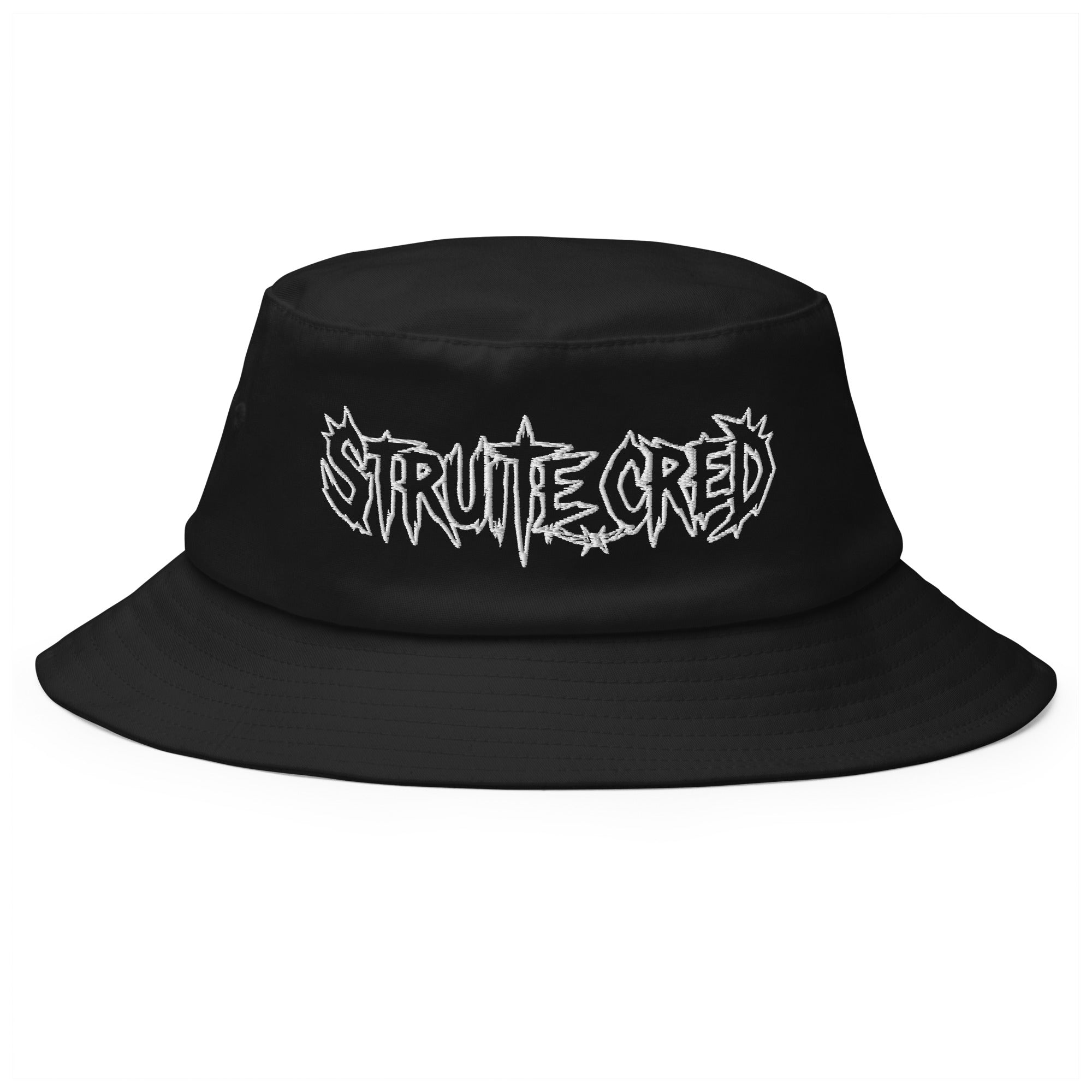Bob noir technique Maison ChatNoir avec une broderie haute densité "StruiteCred" de couleur blanche sur le devant. Le texte est dans une typographie de style Trash Metal, avec un petit fil barbelé stylisé entre STUITE et CRED