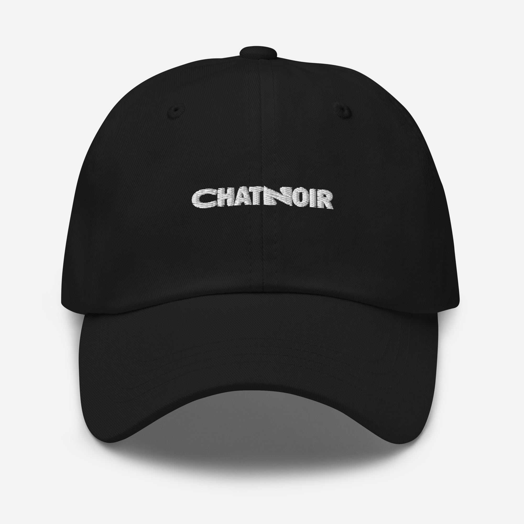 Casquette dad hat noire avec broderie ChatNoir blanche, style urbain et moderne.