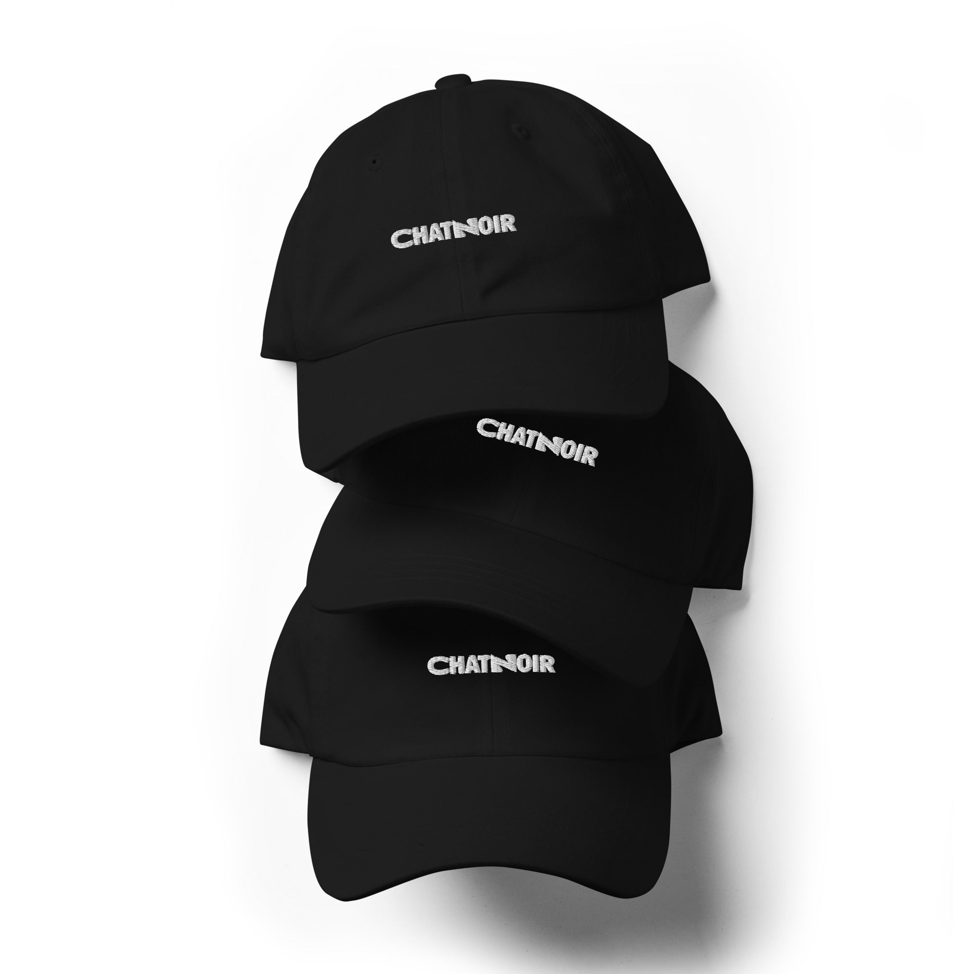 Casquette style dad hat noire, logo Chatnoir brodé blanc, vue de face, pack de trois.