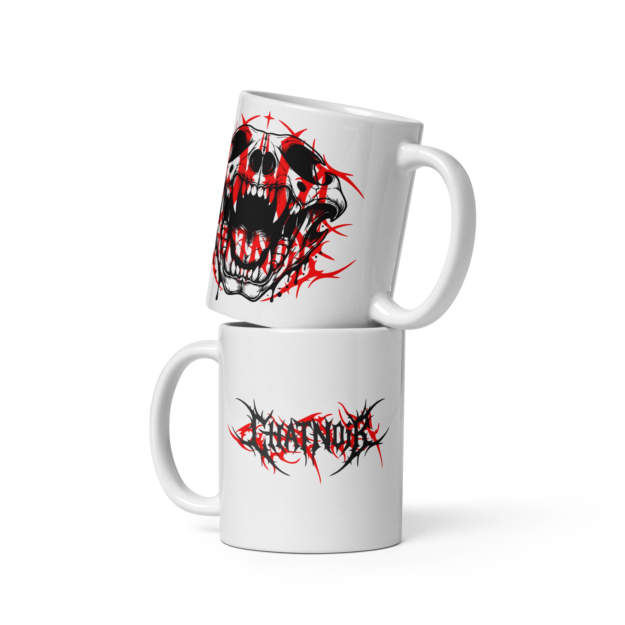 Une pile de deux mugs en céramique Maison ChatNoir sur fond blanc. Le mug du haut présente un design de crâne de félin hurlant avec des motifs RedCore, le mug du bas affiche le logo textuel CHATNOIR stylisé.