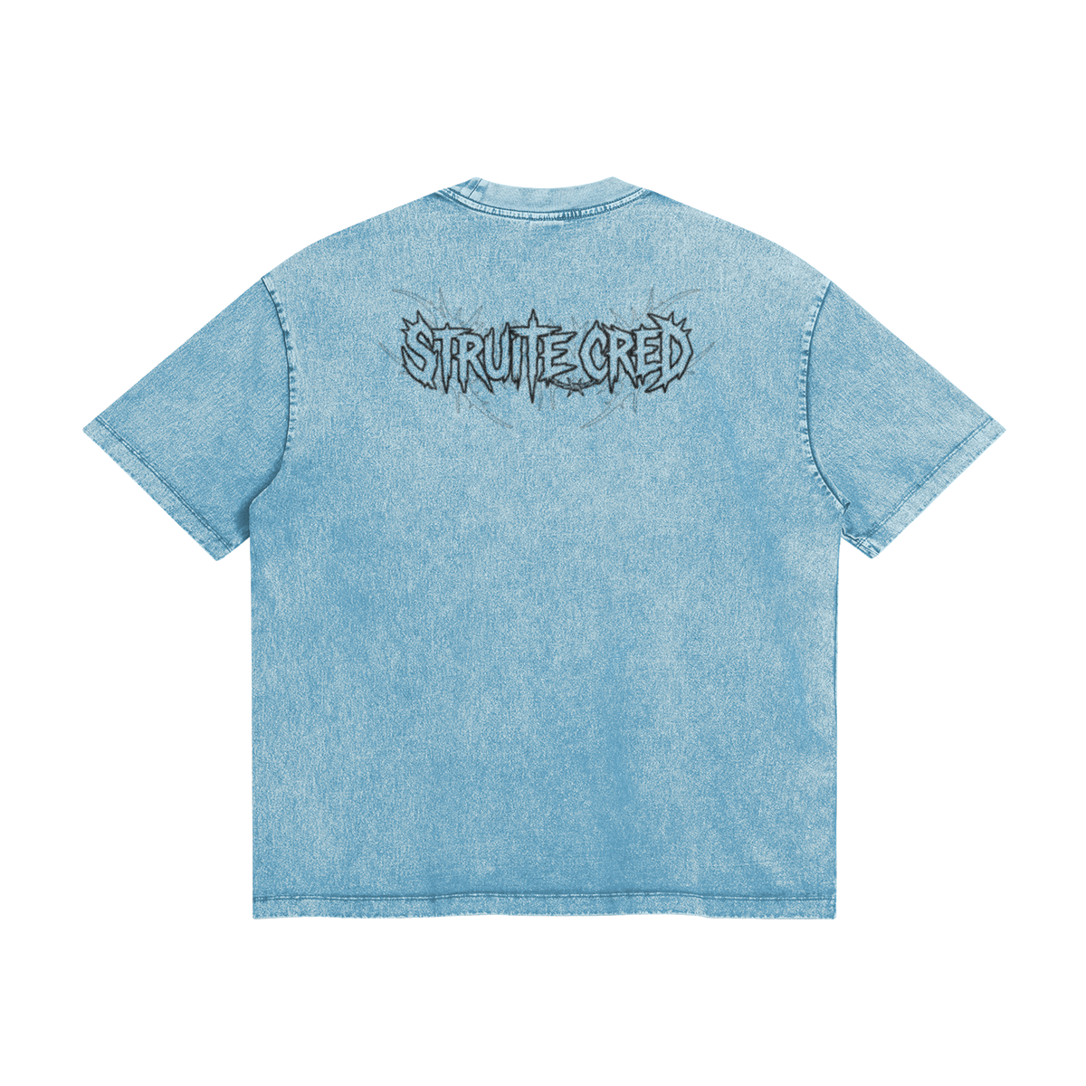 Vue arrière du t-shirt bleu effet Snow Wash Maison Chatnoir. Logo "StruiteCred" imprimé en haut du dos dans une typographie style métal extrême avec contours graphiques.
