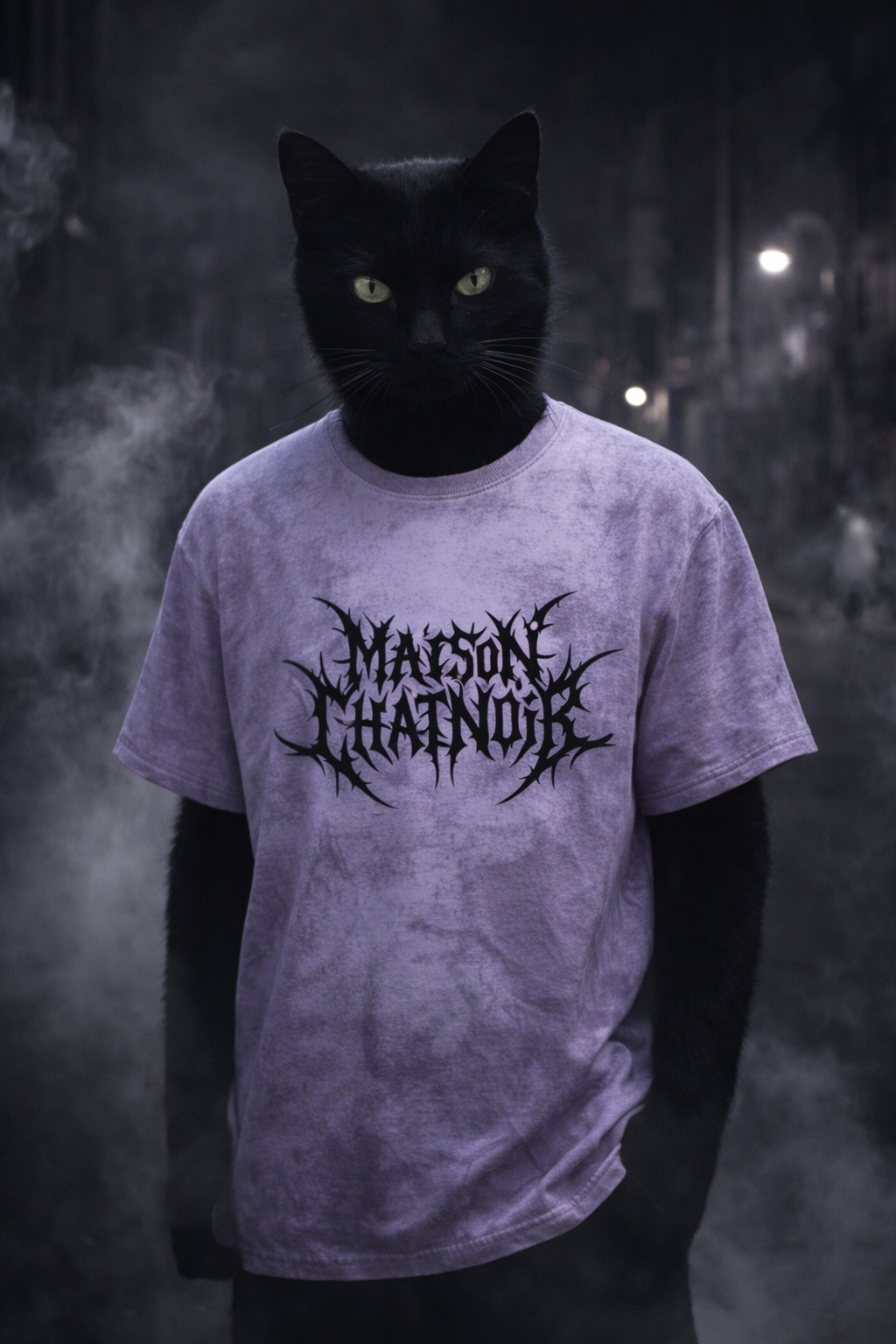 Homme accroupi devant un mur de brique rouge, masque de chat sur le visage, casquette et parka noires avec logo Maison ChatNoir Blanc