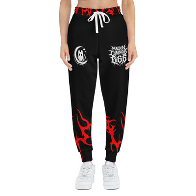 Jogging carotte noir, gros cordon blanc en polyester recyclé. marquage en sublimation. logos blancs de la marque Maison ChatNoir, 666 et Fantôme Lune sur les cuisses et design griffé CN/RedCore rouge vif sur le bandeau de taille et le bas des jambes. Porté par une femme