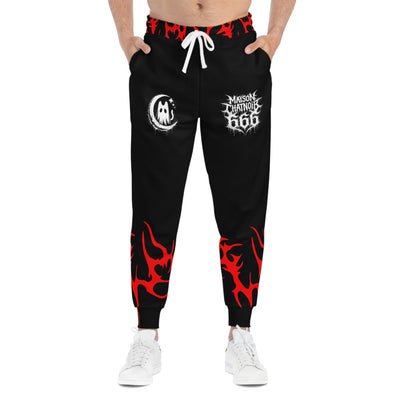 Jogging carotte noir, gros cordon blanc en polyester recyclé. marquage en sublimation. logos blancs de la marque Maison ChatNoir sur les cuisses et design griffé CN/RedCore rouge vif sur le bandeau de taille et le bas des jambes. Porté par un homme