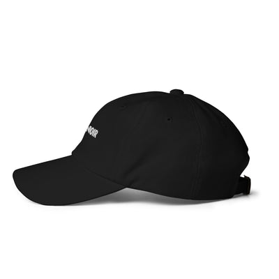 Casquette classique dad hat noire brodée, vue de côté gauche sur fond blanc