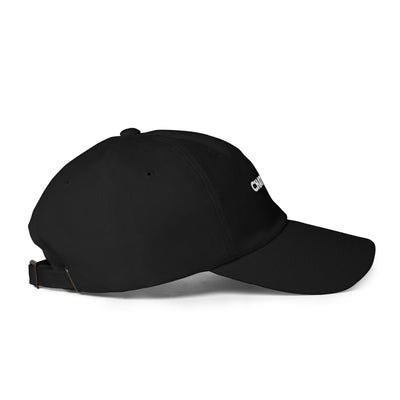 Casquette dad hat classique noire vue de côté, broderie blanche, sangle réglable