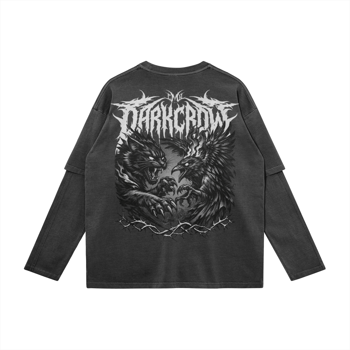 Vue arrière du t-shirt manches longues faux-layered Maison Chatnoir, couleur charcoal délavée. Large impression dorsale détaillée représentant un duel féroce entre un chat noir monstrueux et un corbeau, surmonté du logo "Darkcrow" en typographie métal acérée, le tout encadré par des ronces de fer