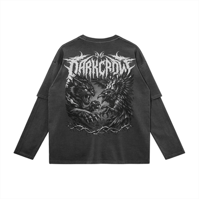 Vue arrière du t-shirt manches longues faux-layered Maison Chatnoir, couleur charcoal délavée. Large impression dorsale détaillée représentant un duel féroce entre un chat noir monstrueux et un corbeau, surmonté du logo "Darkcrow" en typographie métal acérée, le tout encadré par des ronces de fer